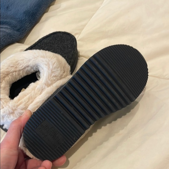 Dearfoams Women's Slippers in Black and Cream - Picture 4 of 7